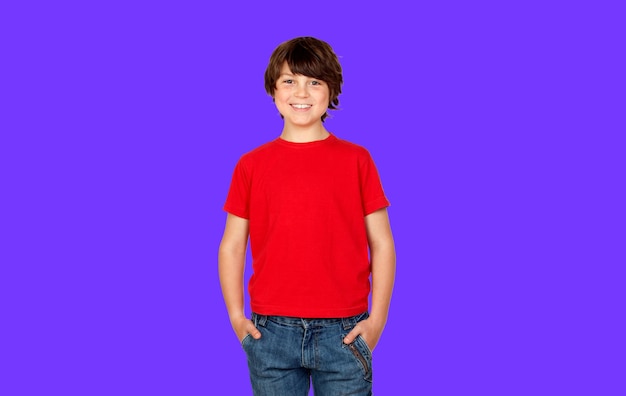 Leuke donkerbruine jongen in rood t-shirt