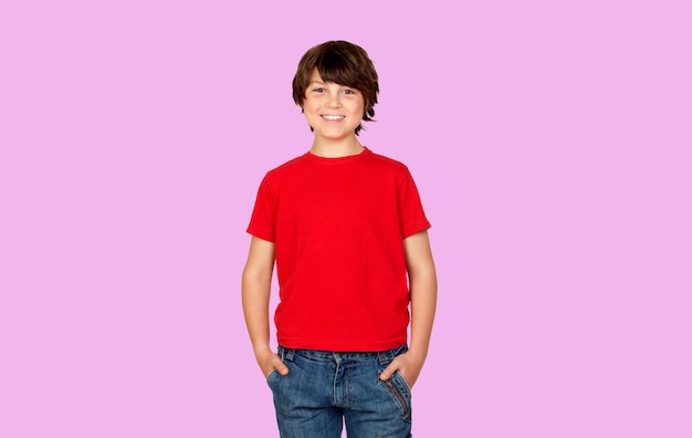 Leuke donkerbruine jongen in rood t-shirt