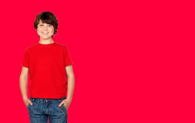 Leuke donkerbruine jongen in rood t-shirt