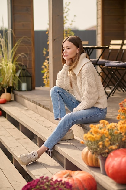 Foto leuke doordachte vrouw rustend op de veranda