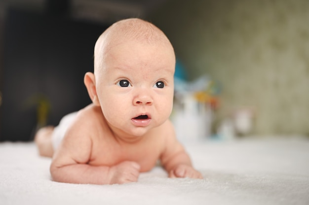 Leuke emotionele grappige pasgeboren jongen tot op bed