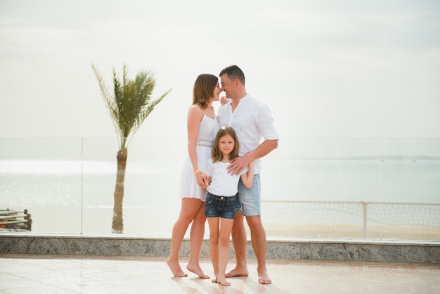 Leuke en gelukkige familie plezier op luxe tropisch resort, zomervakantie, liefde concept