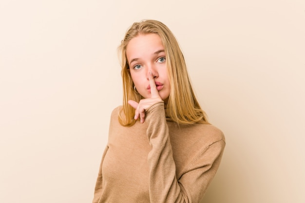 Leuke en natuurlijke tienervrouw die een geheim houden of om stilte vragen.