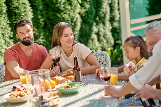 Leuke familie die tijd doorbrengt in de achtertuin en er gelukkig uitziet