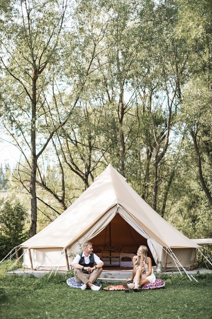 Leuke familie in een veld of park buitenshuis.