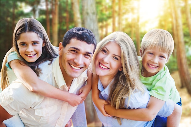 Leuke familie in park buiten