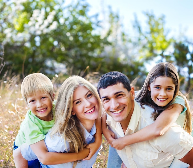 Leuke familie in park buiten?