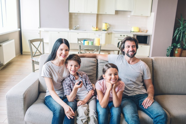 Leuke familie zitten samen op de sofa