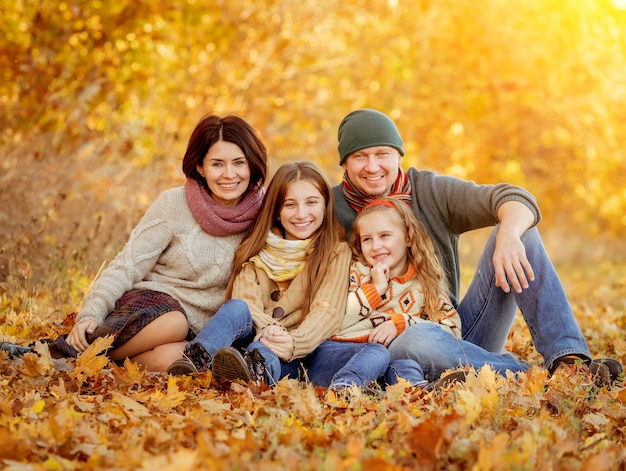 Leuke familie zittend in herfst park