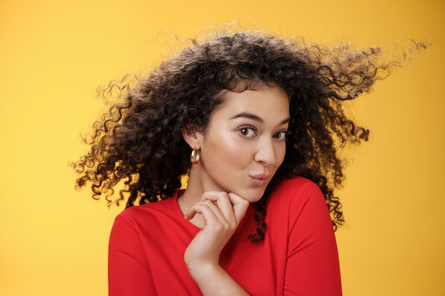 Leuke flirterige en dwaze vrouw die koket naar de camera kijkt, lippen vouwt, vrouwelijk hoofd draait en ...