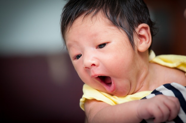 Leuke gapende pasgeboren babyjongen