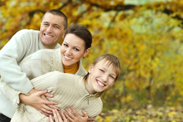 Leuke gelukkige familie in het herfstpark