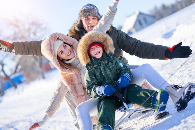 Leuke gelukkige familie plezier op wintersneeuw. Hoge kwaliteit foto