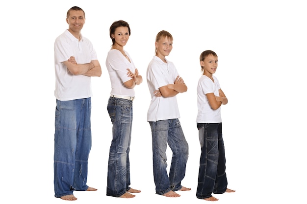 Leuke gelukkige familie poseren geïsoleerd op witte achtergrond