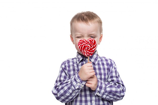 Leuke gelukkige kleine jongen met lolly Kaukasisch op geïsoleerde witte achtergrond