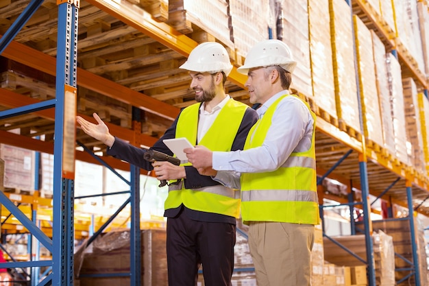 Leuke gezellige collega's die bij elkaar staan tijdens het bespreken van werk