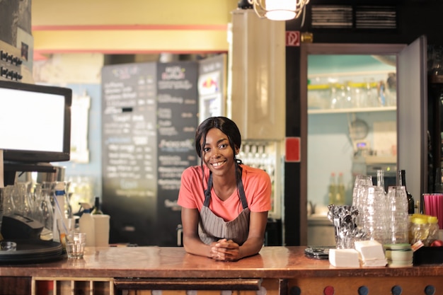 Leuke glimlachende Afro-barista