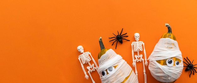 Leuke halloween achtergrond met mummie pompoenen skeletten en spinnen
