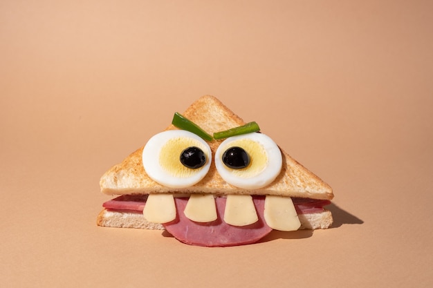 Leuke Halloween-monstersandwich met plakham, eieren en kaas