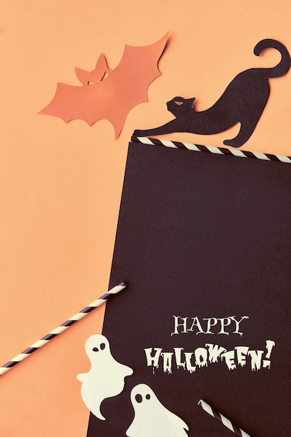 Leuke Halloween verticale achtergrondsjabloon voor verhalen op sociale media Zwarte katten gestreepte rietjes Oranje zwarte achtergrond copyspace Papieren vleermuis en geesten Gelukkig Halloween