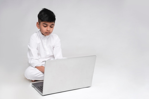 Leuke Indische jongen die laptop met behulp van