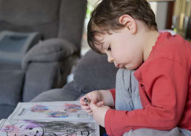 Foto leuke jonge baby jongen kleuren foto ' s op de bank