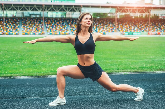 Leuke jonge donkerbruine sportieve meisjestraining openlucht