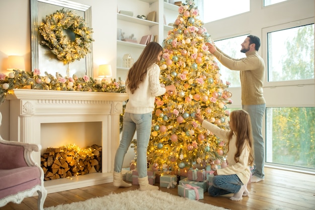 Leuke jonge familie kerstboom thuis versieren