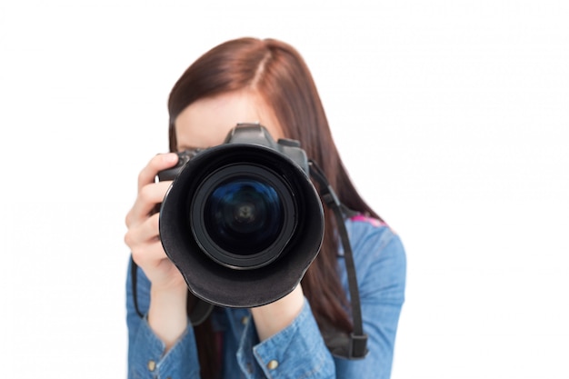 Leuke jonge fotograaf die foto van camera neemt