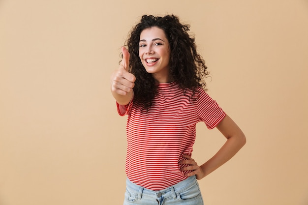 Leuke jonge geïsoleerde vrouw duimen opdagen.