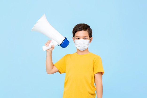 Leuke jonge jongen die de medische geïsoleerde megafoon van de maskerholding dragen