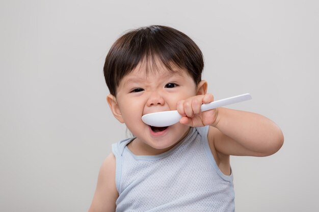 Leuke jonge jongen pak een lepel