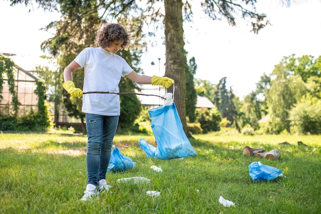 Leuke jonge vrijwilliger die het park schoonmaakt van plastic afval