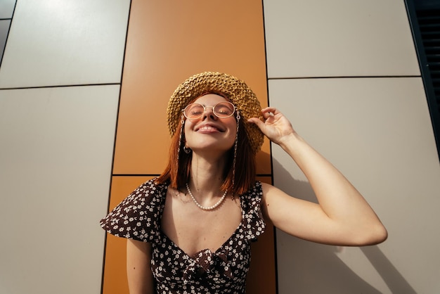 Leuke jonge vrouw die naar de camera lacht