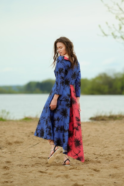 Leuke jonge vrouw die op het zand loopt