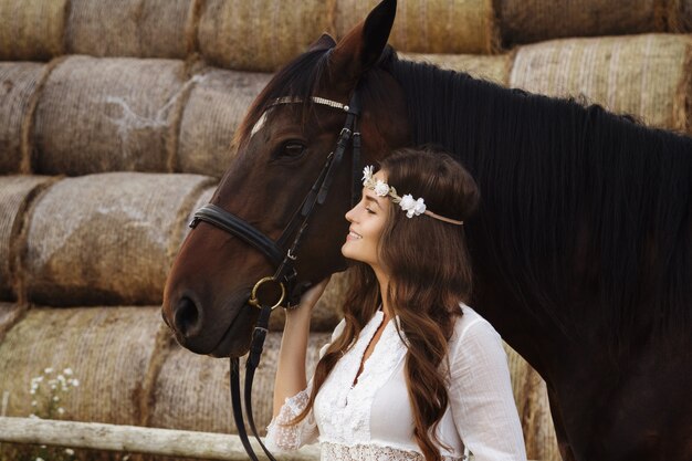 Leuke jonge vrouw en haar prachtige paard