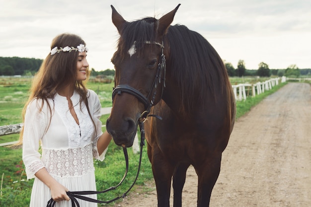 Leuke jonge vrouw en haar prachtige paard