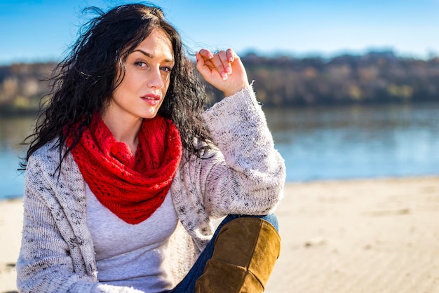 Leuke jonge vrouw op het strand in de winter