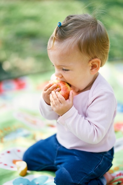 Leuke jongen die eten eet.