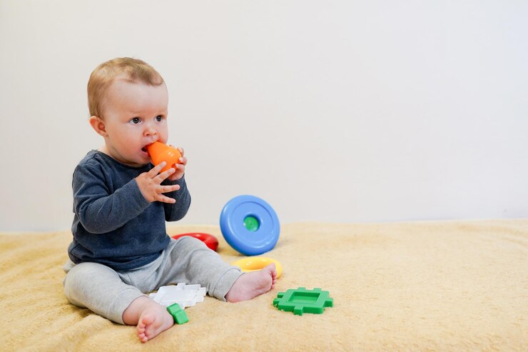 Foto leuke jongen die met speelgoed speelt.