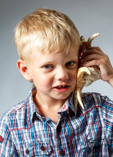 Leuke jongen die overhemdshoed en snor draagt