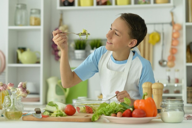 Leuke jongen die thuis koken voorbereidt