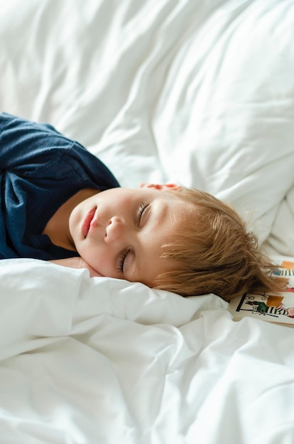 Leuke jongen die thuis op bed slaapt.