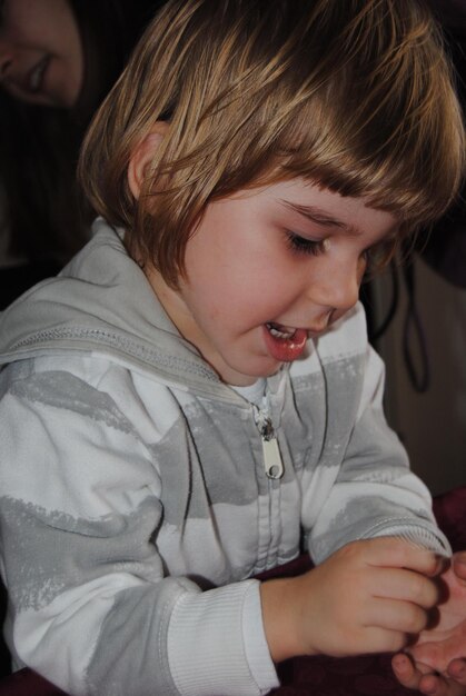 Foto leuke jongen die thuis zit.