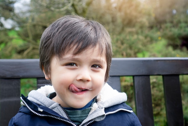 Leuke jongen die zijn lippen likken