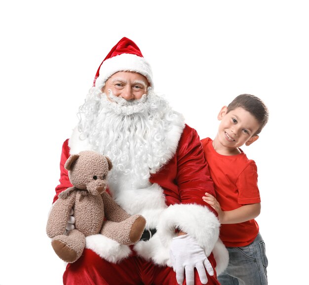 Leuke jongen en authentieke kerstman met teddybeer