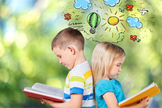 Leuke jongen en zijn zusje met boeken