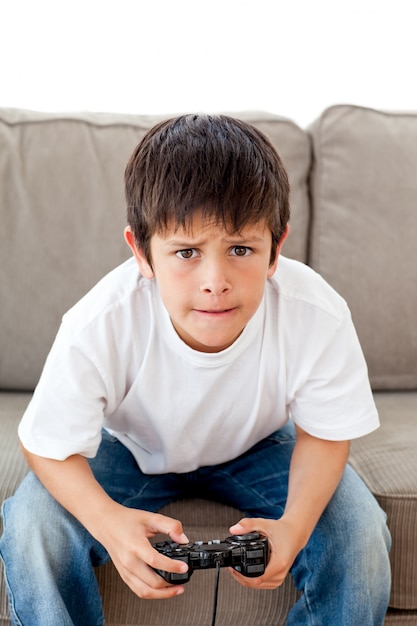 Leuke jongen het spelen videospelletjes zittend op de bank