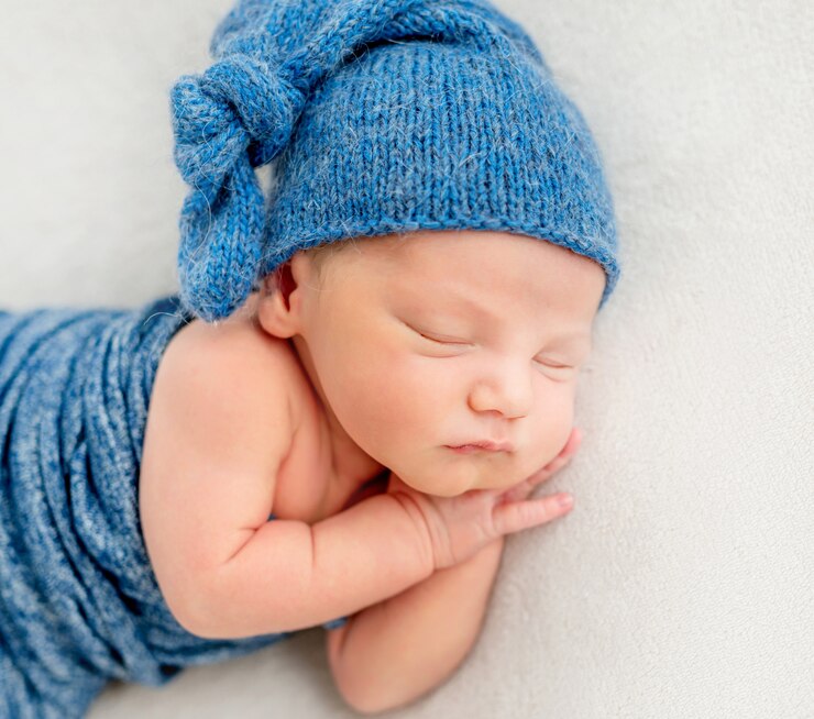 Leuke jongen in blauwe bonnetslaap