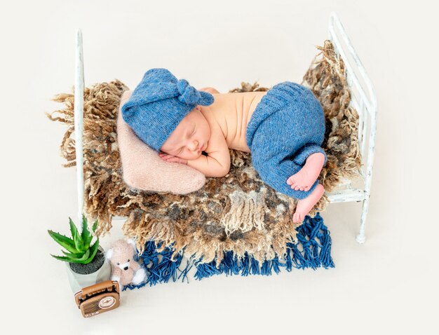 Leuke jongen in blauwe bonnetslaap